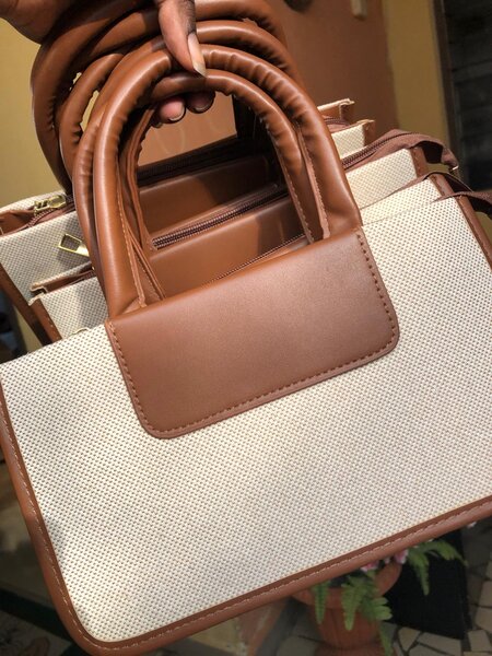 Sac à main élégant en toile et cuir