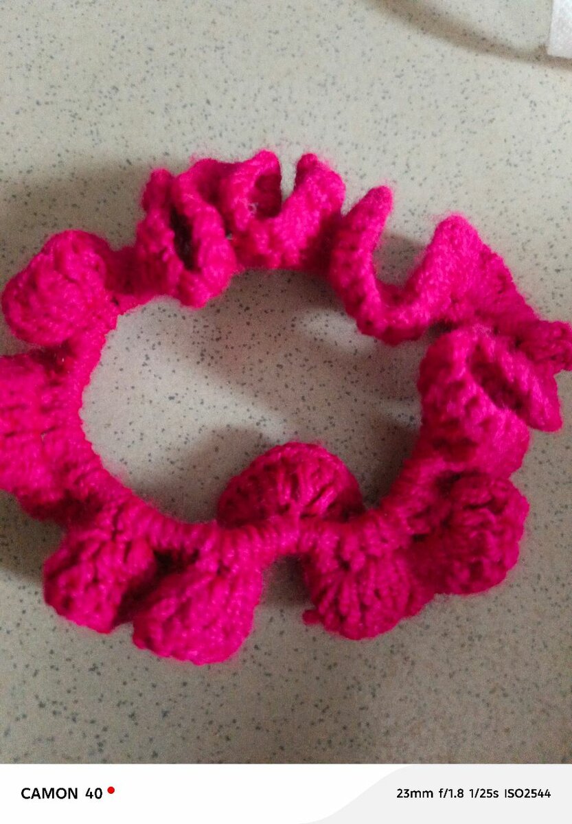 Chouchou en tricot rose vif