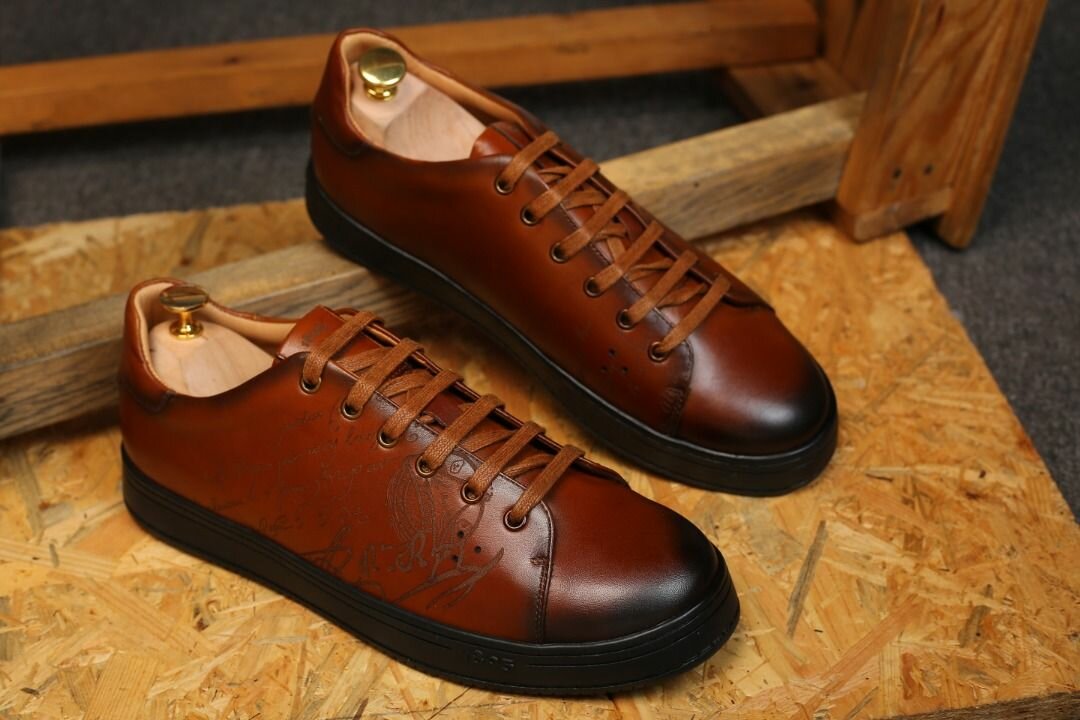 Chaussures en cuir marron élégant