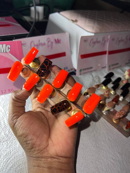 Ongles faux orange élégants