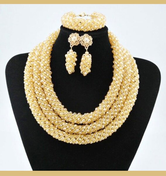 Parure de bijoux dorés élégante