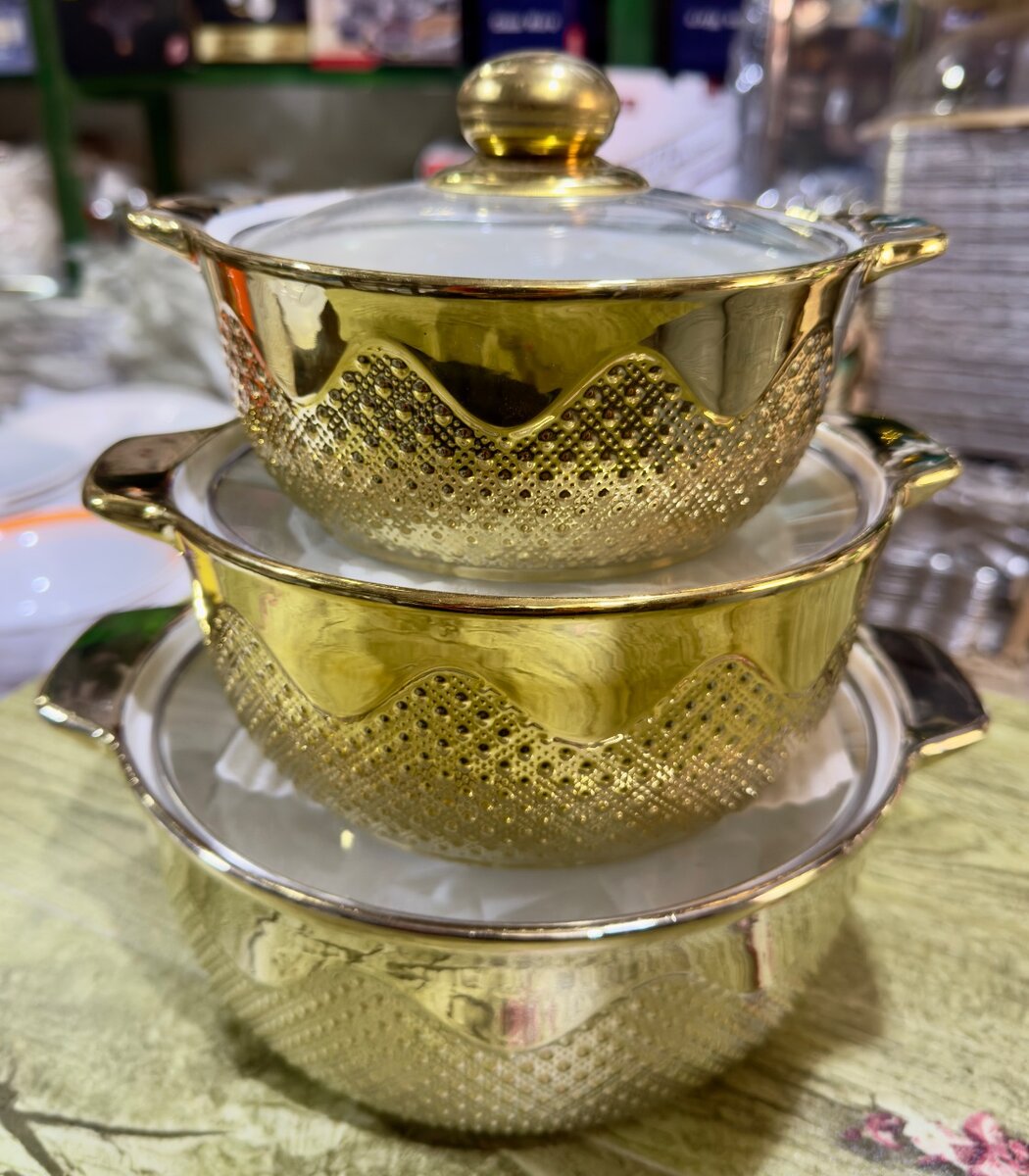 Ensemble de casseroles dorées