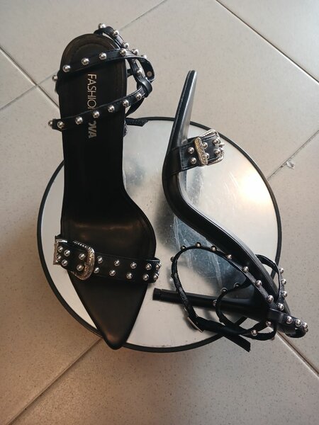 Sandales à talons cloutées élégantes