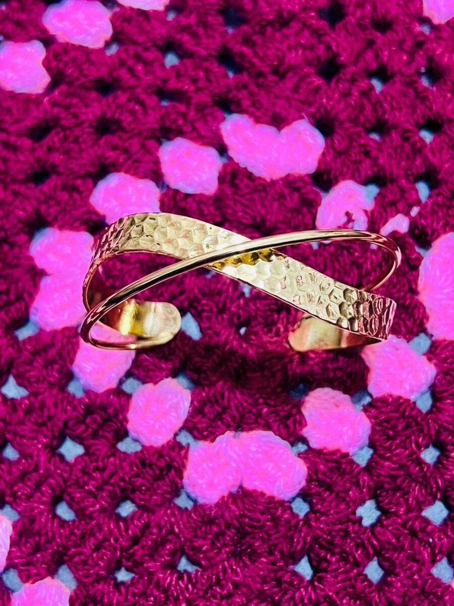 Bracelet doré entrecroisé