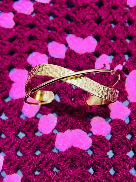 Bracelet doré entrecroisé