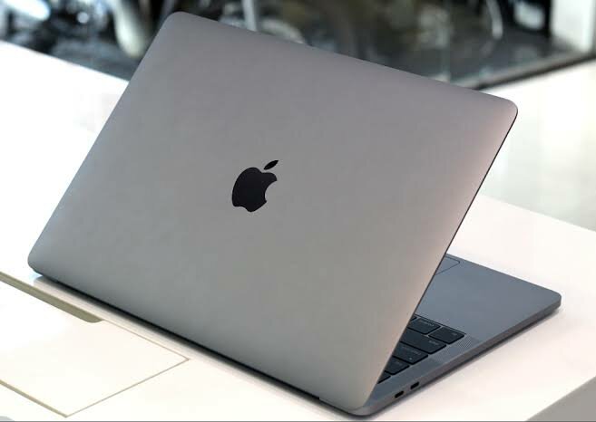 MacBook Pro 17" avec Touch Bar