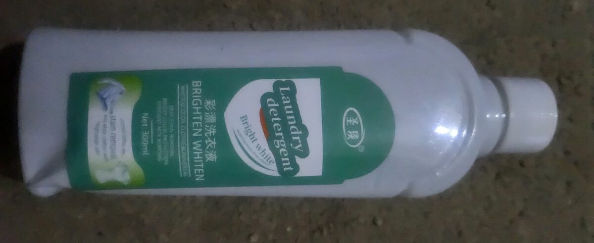 Détergent à lessive blanchissant