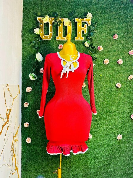 Robe rouge à noeud élégant