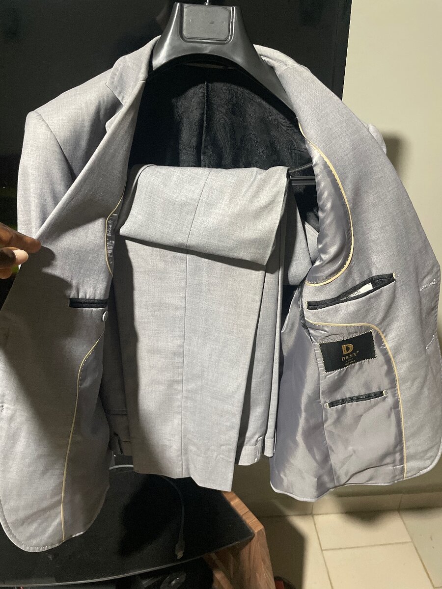 Costume élégant gris homme