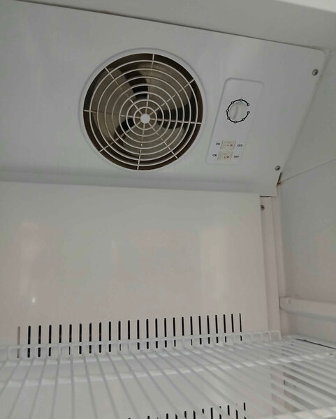 Réfrigérateur vertical moderne