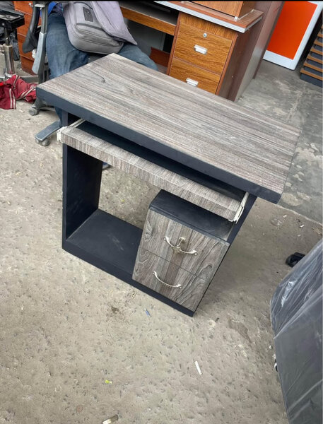 Bureau informatique compact moderne