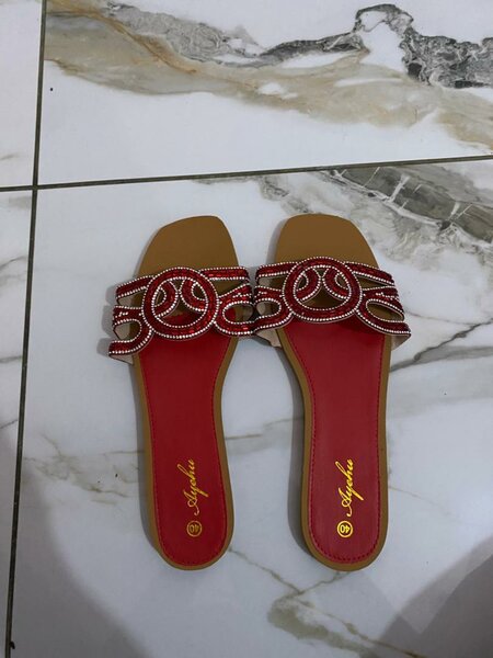 Sandales rouges élégantes