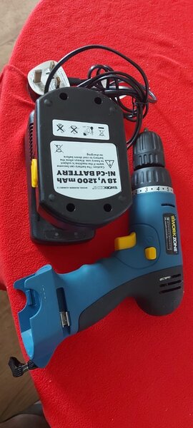 Perceuse sans fil 18V avec set de mèches