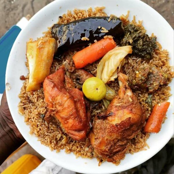 Plat de riz tchêpe savoureux