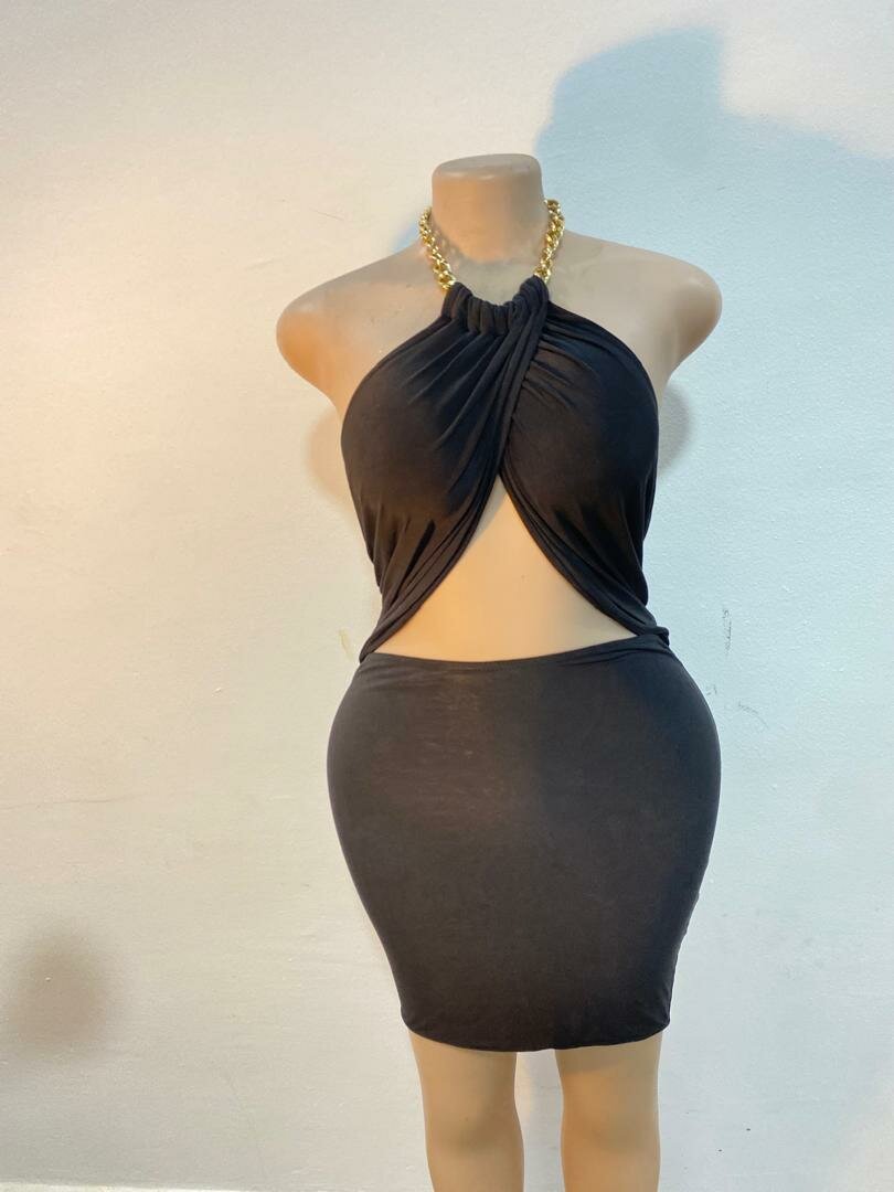 Robe noire élégante découpée