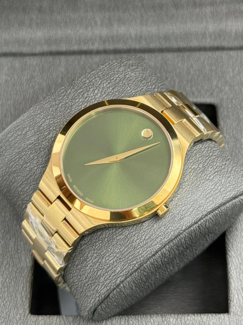 Montre élégante en métal doré