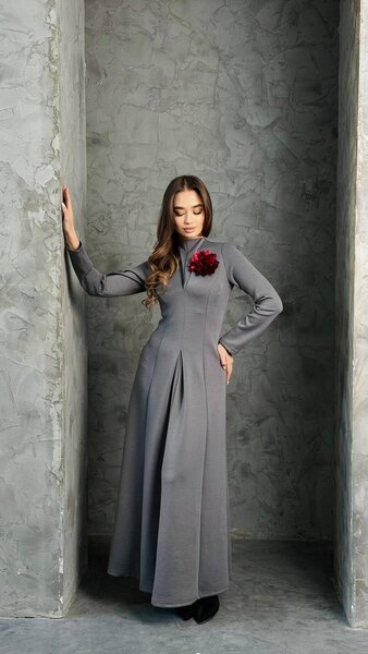 Теплое платье с брошью