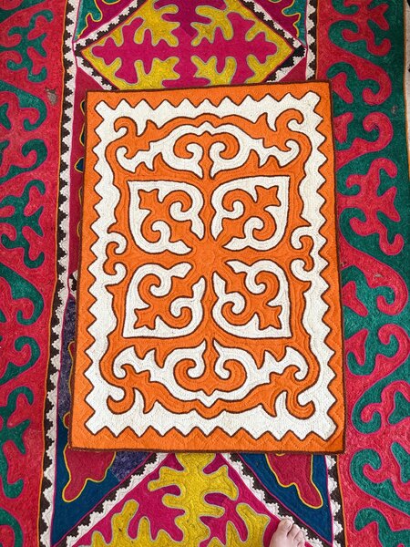 Оранжевый шырдак - яркий акцент вашего интерьера