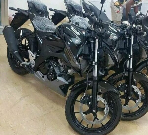 Moto Suzuki noire neuve
