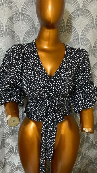 Blouse noire à nouer