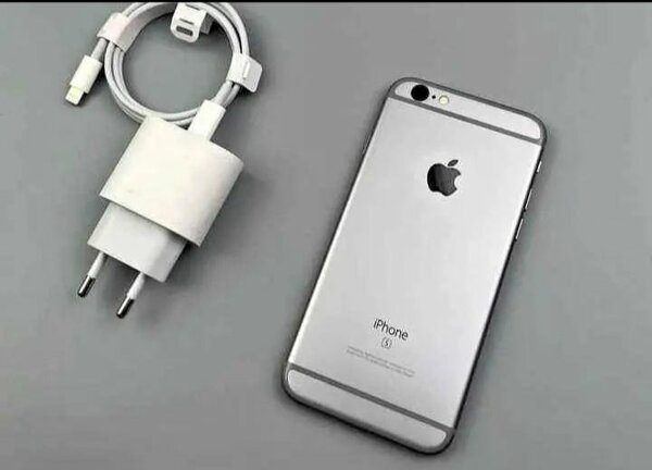 Apple iPhone 6S avec Chargeur