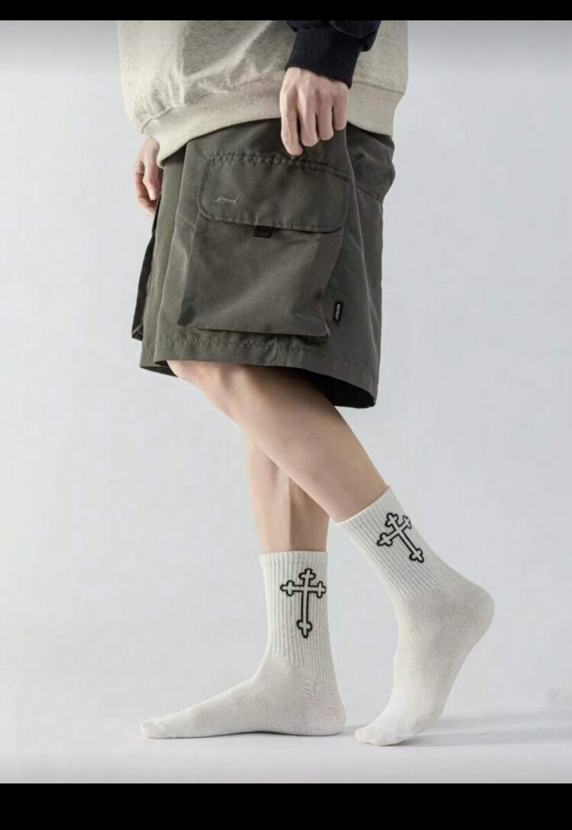 Chaussettes noires et blanches croix