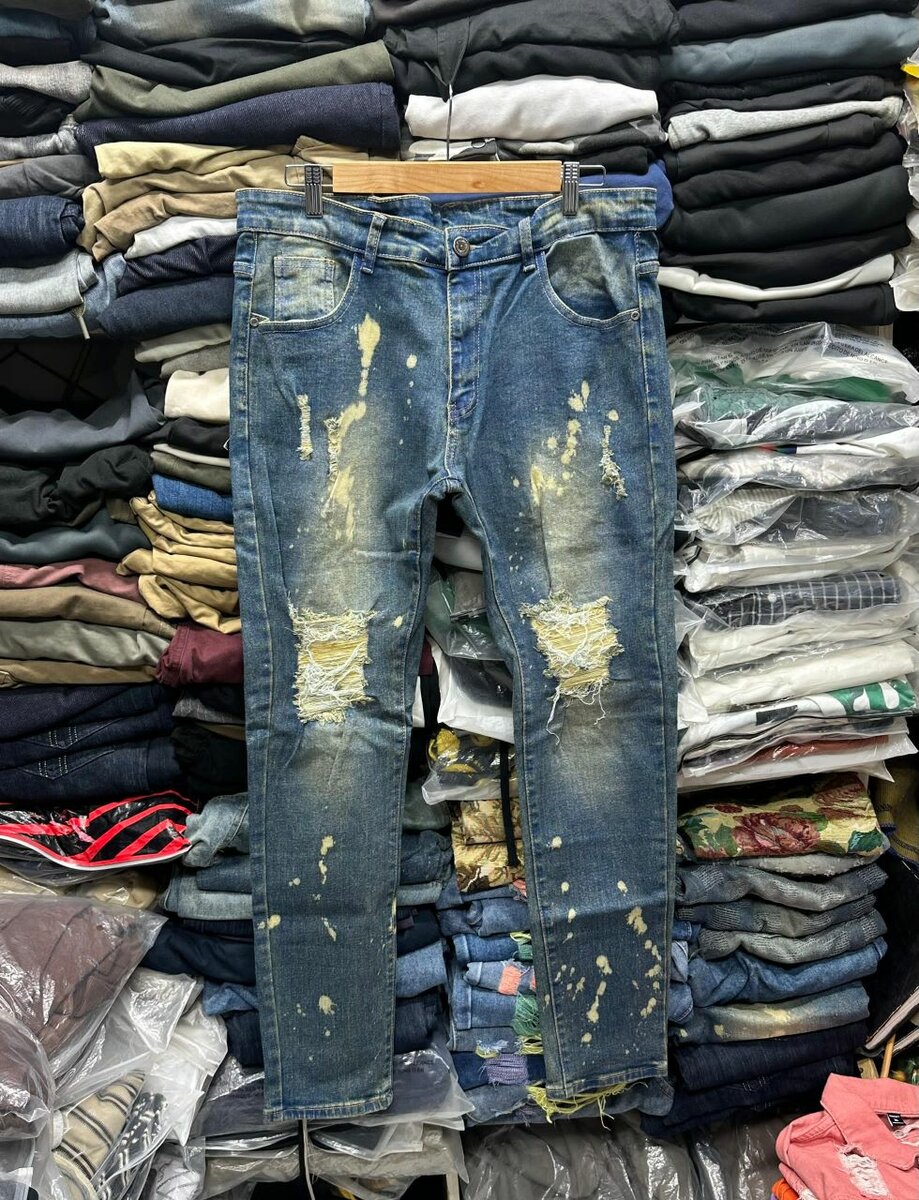 Jeans déchirés graffiti tendance