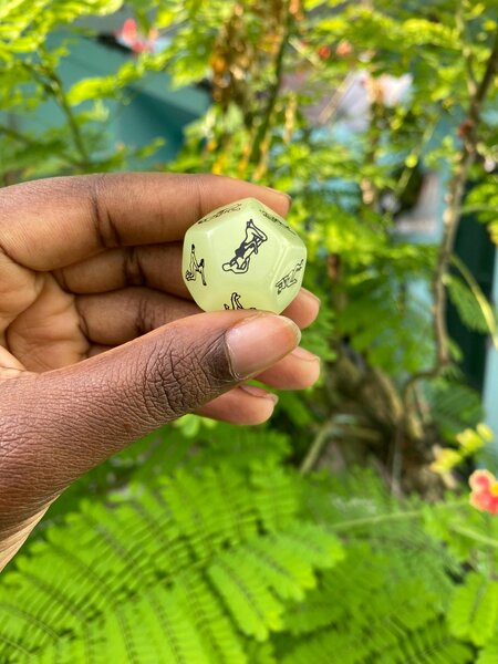 Dé fluorescent pour couples