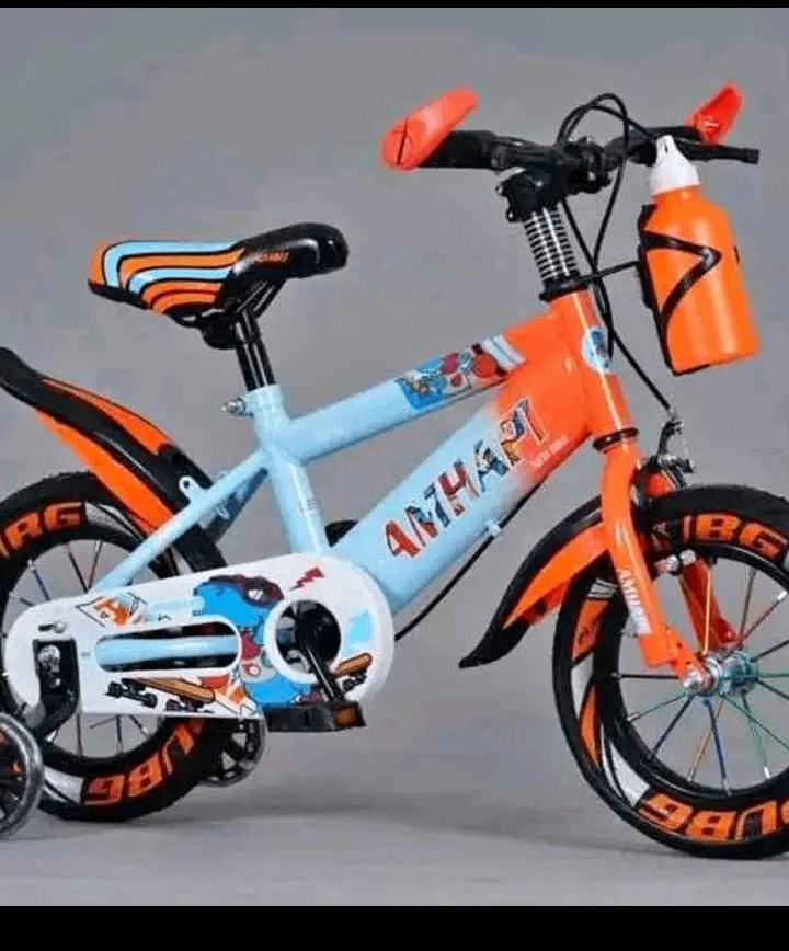 Vélo Enfant Coloré avec Bouteille