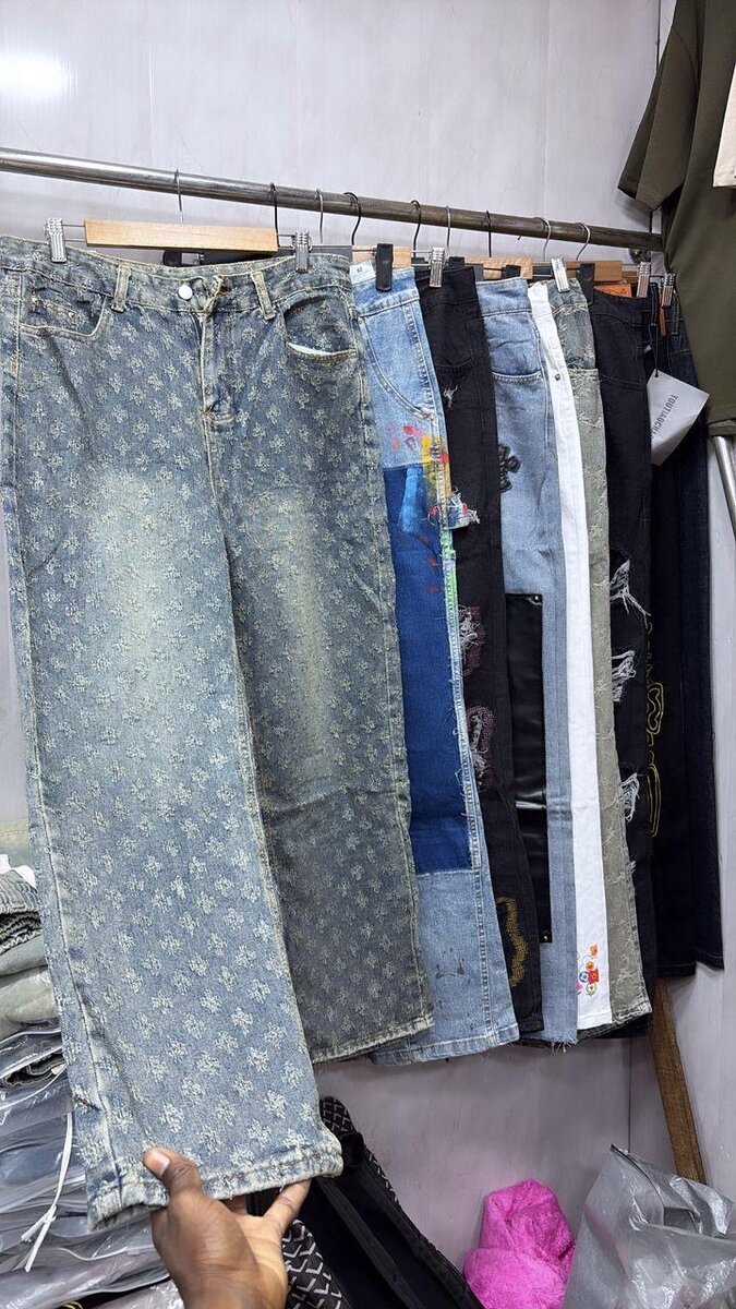 Pantalon en denim brodé