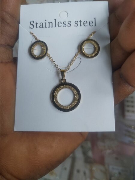 Collier et boucles d'oreilles.