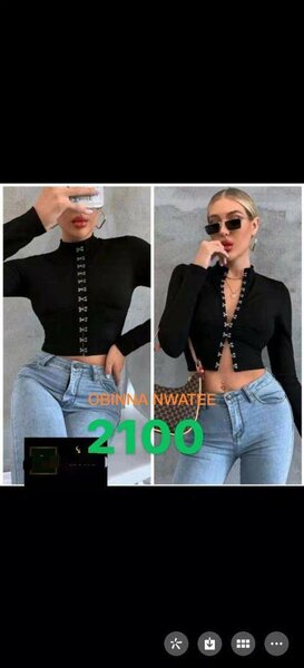 Top court noir à boutons