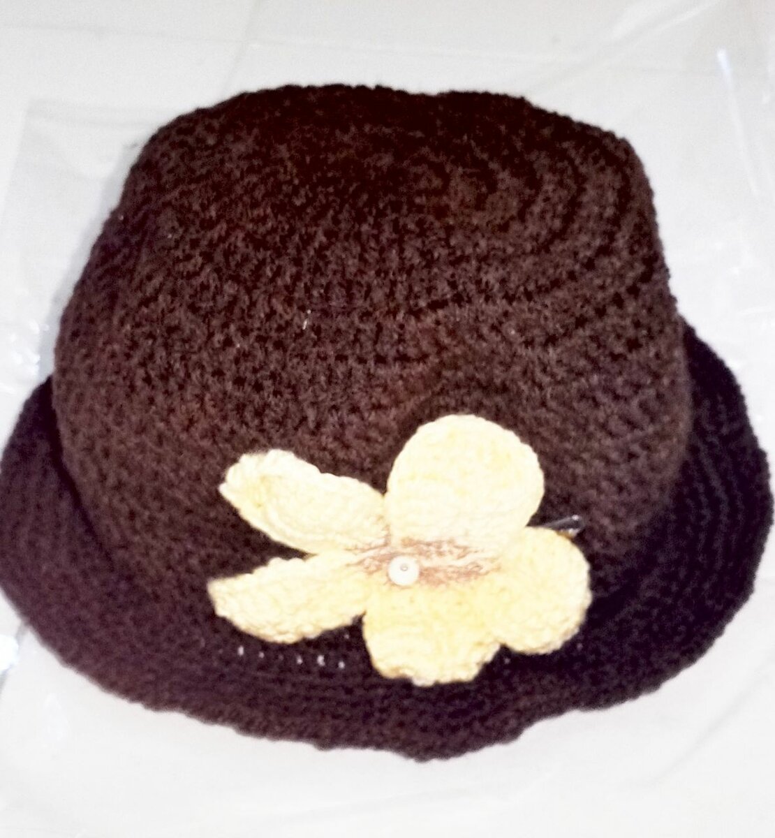 Chapeau en crochet avec fleurs