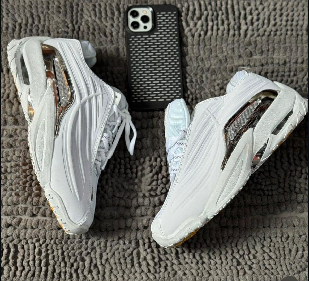 Baskets blanches futuristes