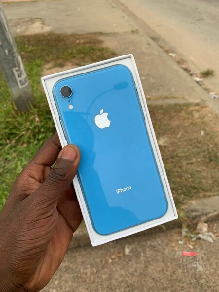 iPhone XR 64giga casineuf avec son carton