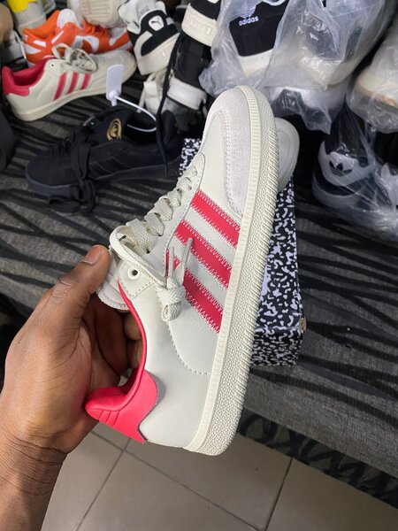 Baskets blanches et rouges