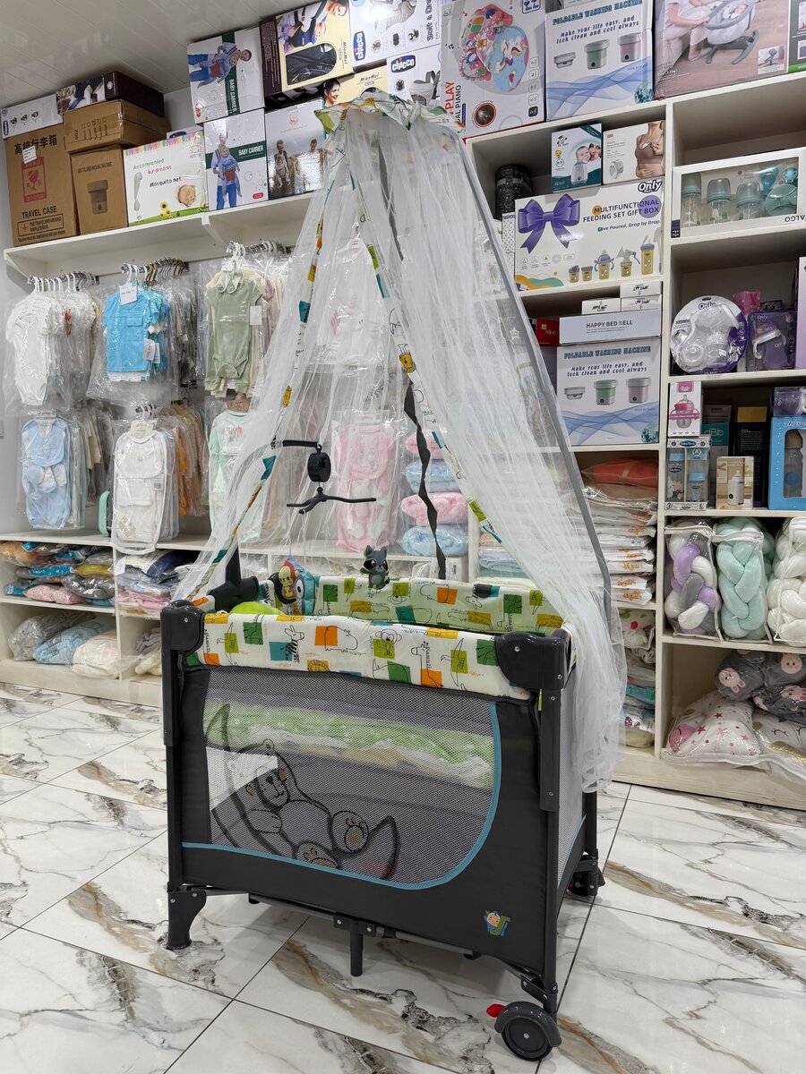 Lit de bébé avec moustiquaire