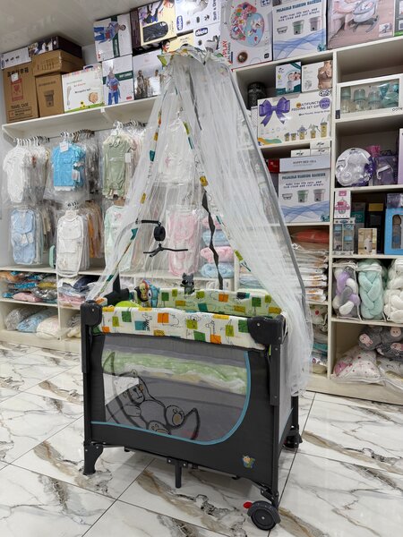 Lit de bébé avec moustiquaire