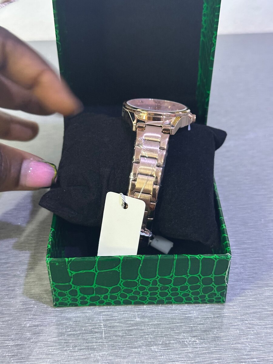 Montre élégante en métal doré