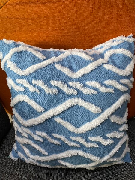 Coussin bleu texturé doux