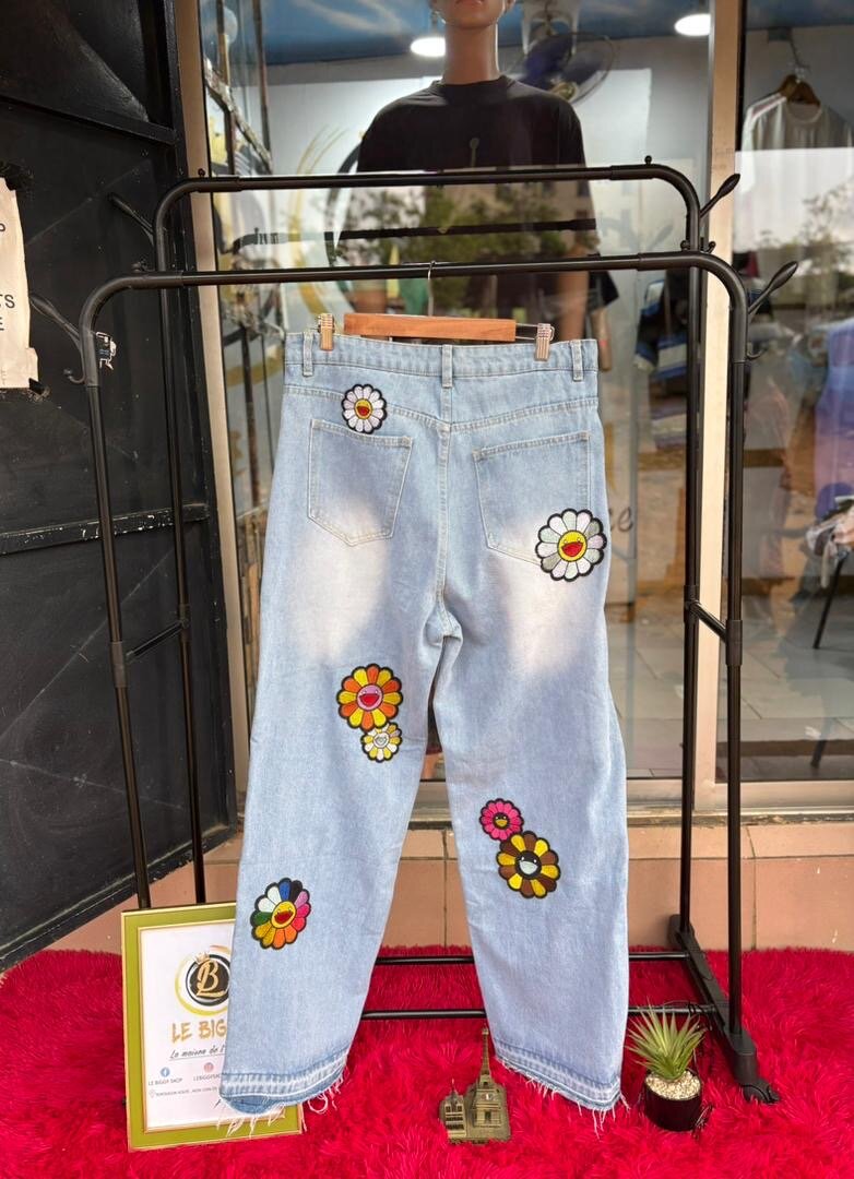 Jean à motifs floraux colorés