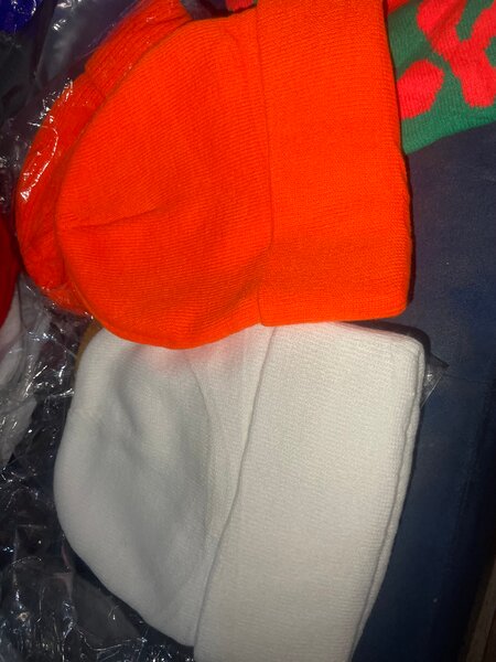 Bonnets en laine colorés