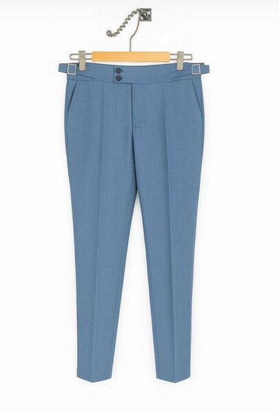 Pantalon bleu élégance féminine