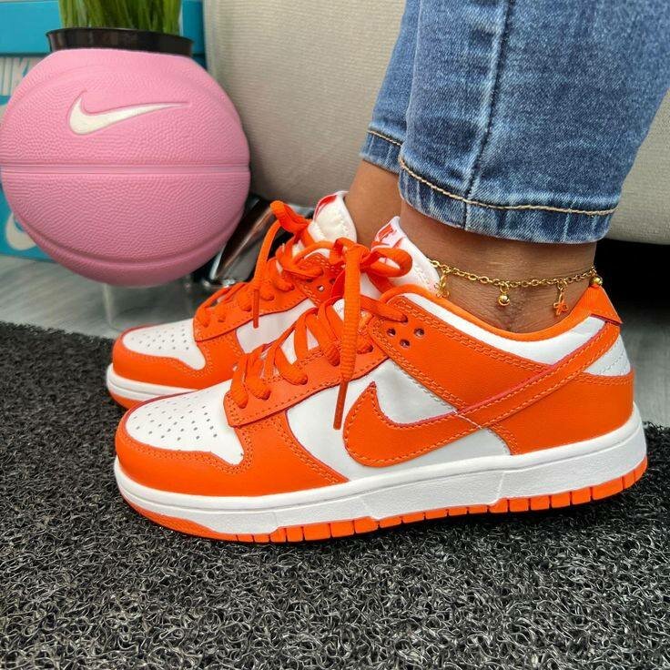 Baskets Nike orange et blanches