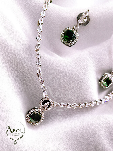1 karat EMERALD neckline