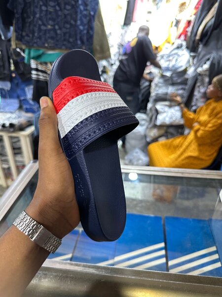 Claquette tricolore tendance