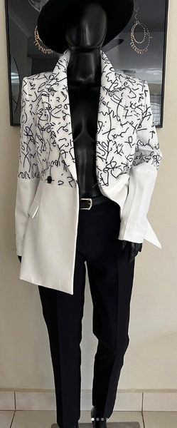 Costume femme avec une veste blanche brillante