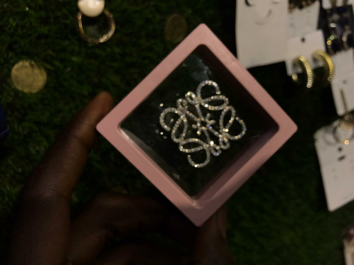 Broche élégante en strass