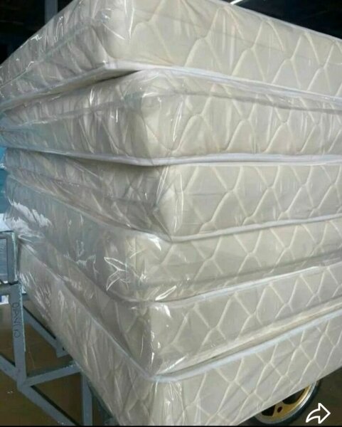 Surmatelas blanc en plastique