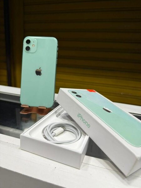 iPhone 11 128 giga très neuf